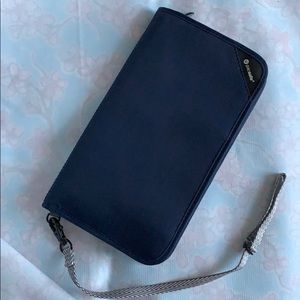 RFIDsafe V200 RFID-Blocking Travel Organizer